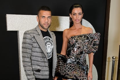 Dani Alves y Joana Sanz en un evento de Balmain celebrado en Sao Paulo, en Brasil, en 2019.