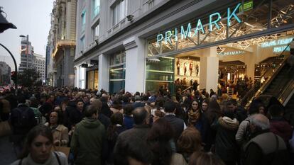 Ambiente de compras por el centro de Madrid .