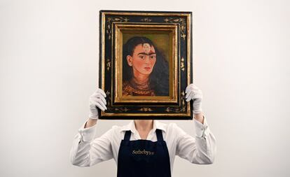 Sotheby’s subastará el último autorretrato de la artista mexicana Frida Kahlo, titulado 'Diego y yo'. La obra, considerada la más valiosa de la pintora, saldrá a la venta en noviembre en Nueva York y podría alcanzar los 30 millones de dólares.