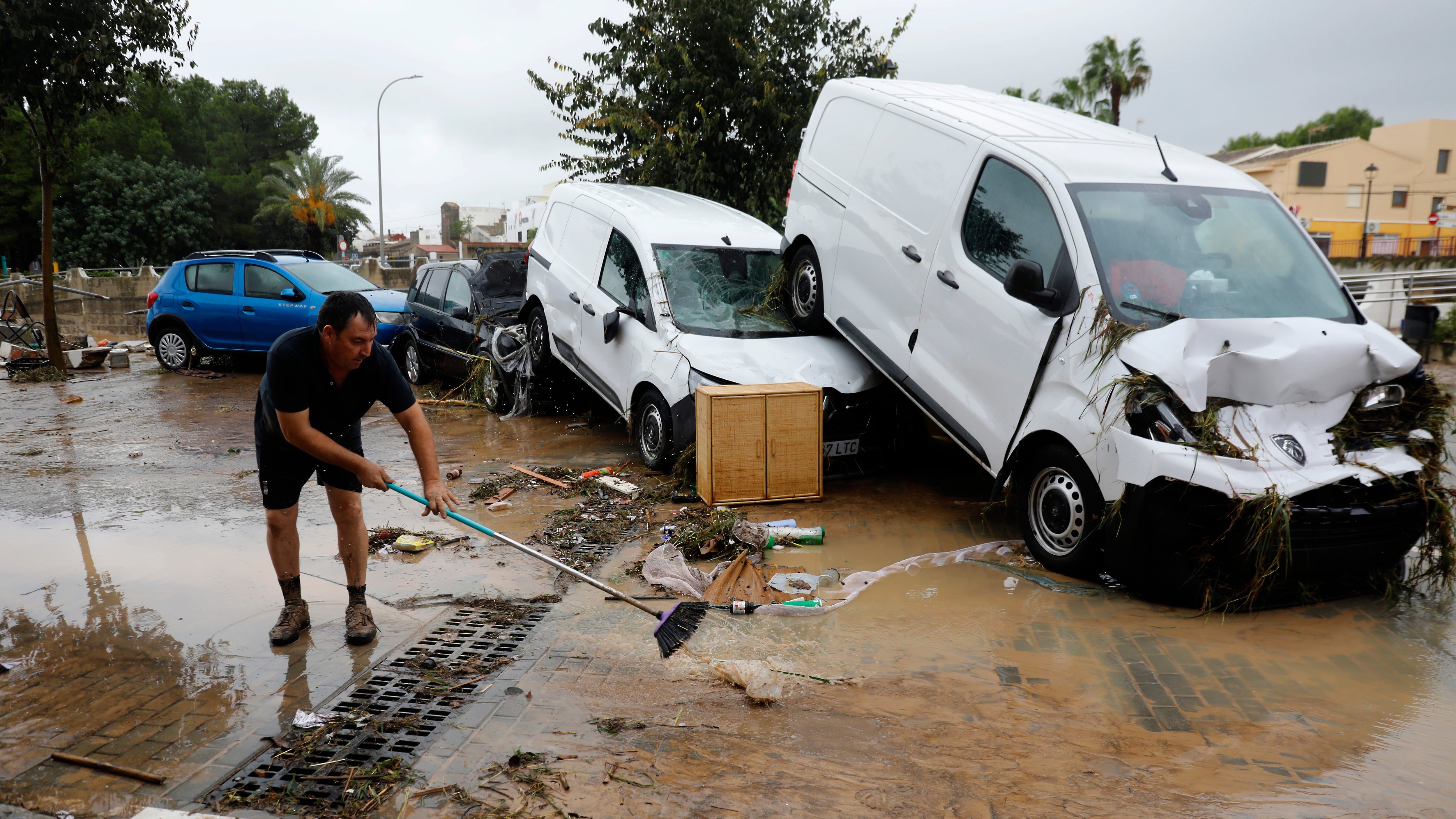 La Generalitat mantiene el confinamiento en ocho municipios de Valencia y Alicante por las lluvias torrenciales e inundaciones