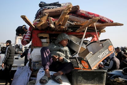 Familias palestinas regresan a sus hogares en el norte de Gaza tras el alto al fuego.
 