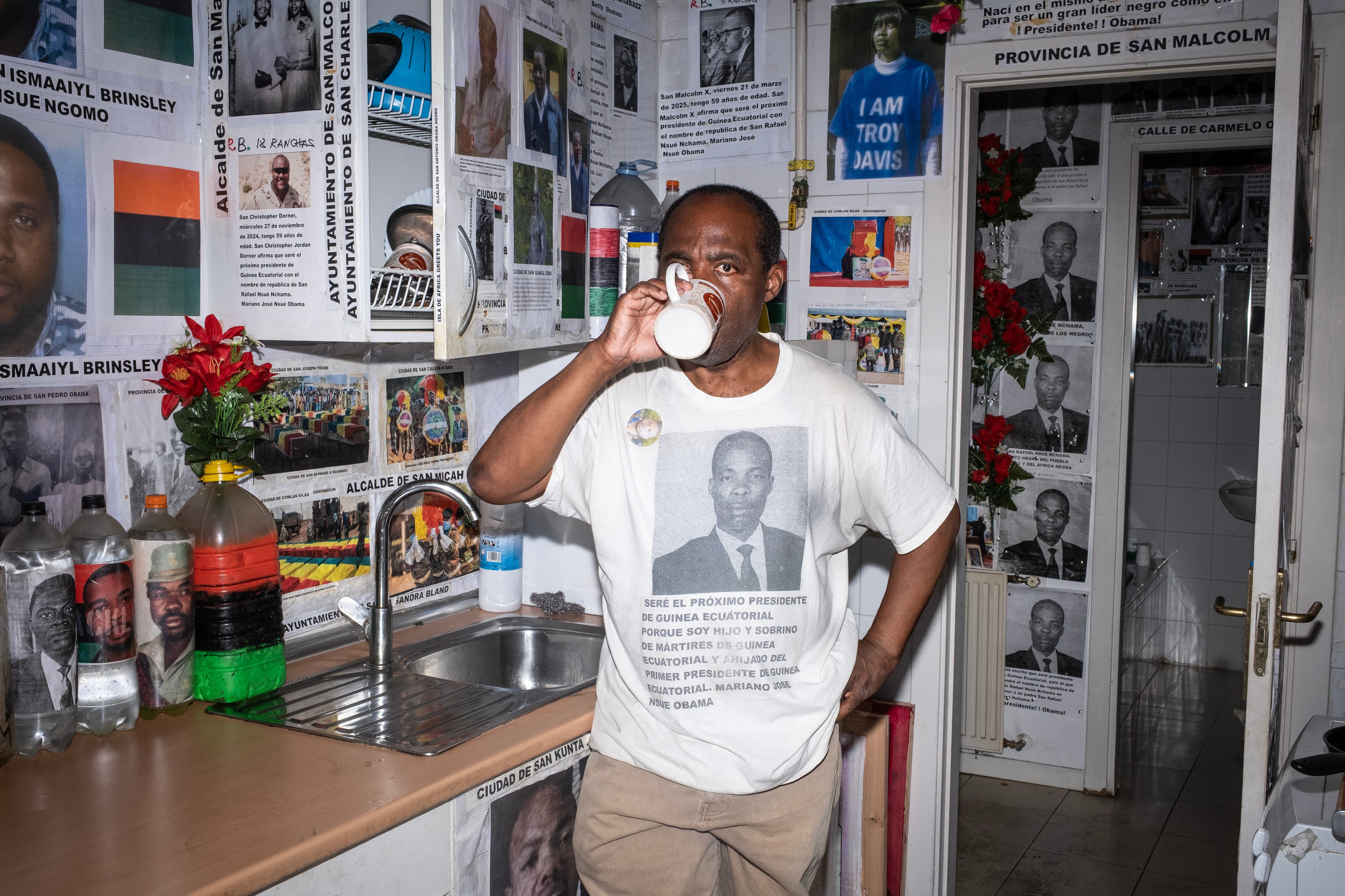 
Mariano José Nsué Obama en su casa de Villaverde. 
