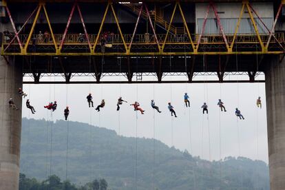 Un grupo de gente, durante una sesión de entrenamiento de rescate, en Chongqing (China).