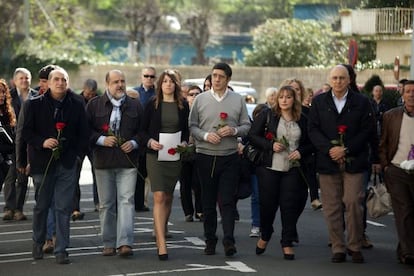 Dirigentes del PSE acompañan a la hija de Isaías Carrasco, Sandra (tercera por la izquierda) y a su viuda, Marian Romero, en el último homenaje celebrado en memoria del edil asesinado por ETA.