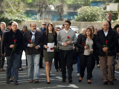 Dirigentes del PSE acompañan a la hija de Isaías Carrasco, Sandra (tercera por la izquierda) y a su viuda, Marian Romero, en el último homenaje celebrado en memoria del edil asesinado por ETA.