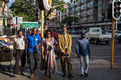 Varios miembros del Consejo Nacional de Congoleños por el Desarrollo pasean por una calle de Sunnyside, uno de los barrios con mayor presencia de migrantes de Pretoria.