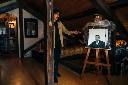 Keta Vieitez junto a un autorretrato de su padre en Soutelo de Montes, el 27 de mayo. 