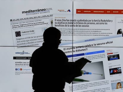 Un hombre observa varias web que muestran noticias falsas recientes.