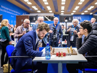 Carlsen y Firouzja, durante su partida en el torneo Tata de Wijk aan Zee (Países Bajos) en 2020