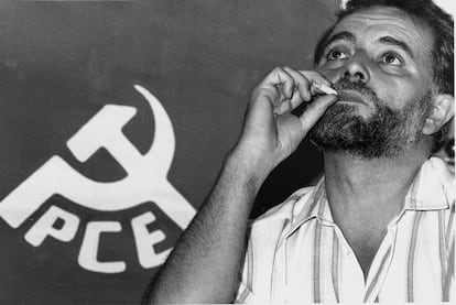 Julio Anguita, en una imagen de 1989 en Anchuras (Ciudad Real).