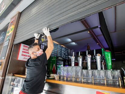 El encargado de una cervecería en Gran Canaria prepara su local para reabrir.