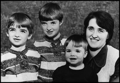 Retrato de la familia Gallagher a mediados de los años setenta. Desde la izquierda, Noel, Paul, Liam y la madre, Peggy.