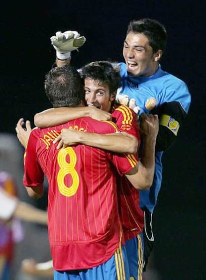 Javi García es felicitado por Marc Valiente y Adán.