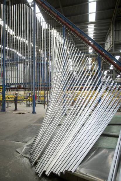 Perfiles de aluminio fabricados en la empresa Strugal.