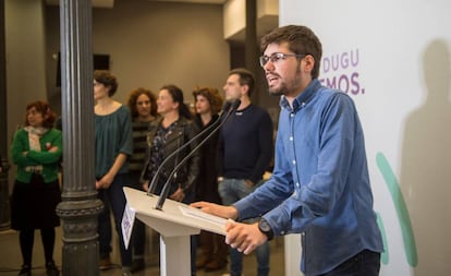 Lander Martínez, exlíder de Podemos Euskadi, anuncia su dimisión con Rosa Martínez, de azul, al fondo. 