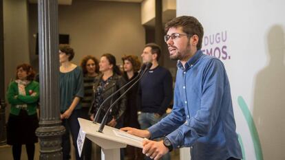 Lander Martínez, exlíder de Podemos Euskadi, anuncia su dimisión con Rosa Martínez, de azul, al fondo.