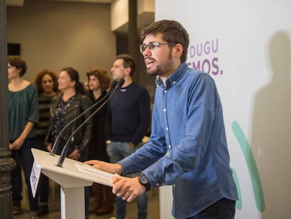 Lander Martínez, exlíder de Podemos Euskadi, anuncia su dimisión con Rosa Martínez, de azul, al fondo. 