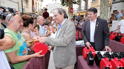 El president Quim Torra saluda a uns simpatitzants en una fira a Argentona.