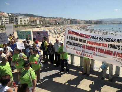 Los manifestantes afectados por las participaciones preferentes, ayer en la playa de Silgar de Sanxenxo.