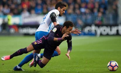 Neymar lucha por el bal&oacute;n ante Garc&iacute;a Recio.