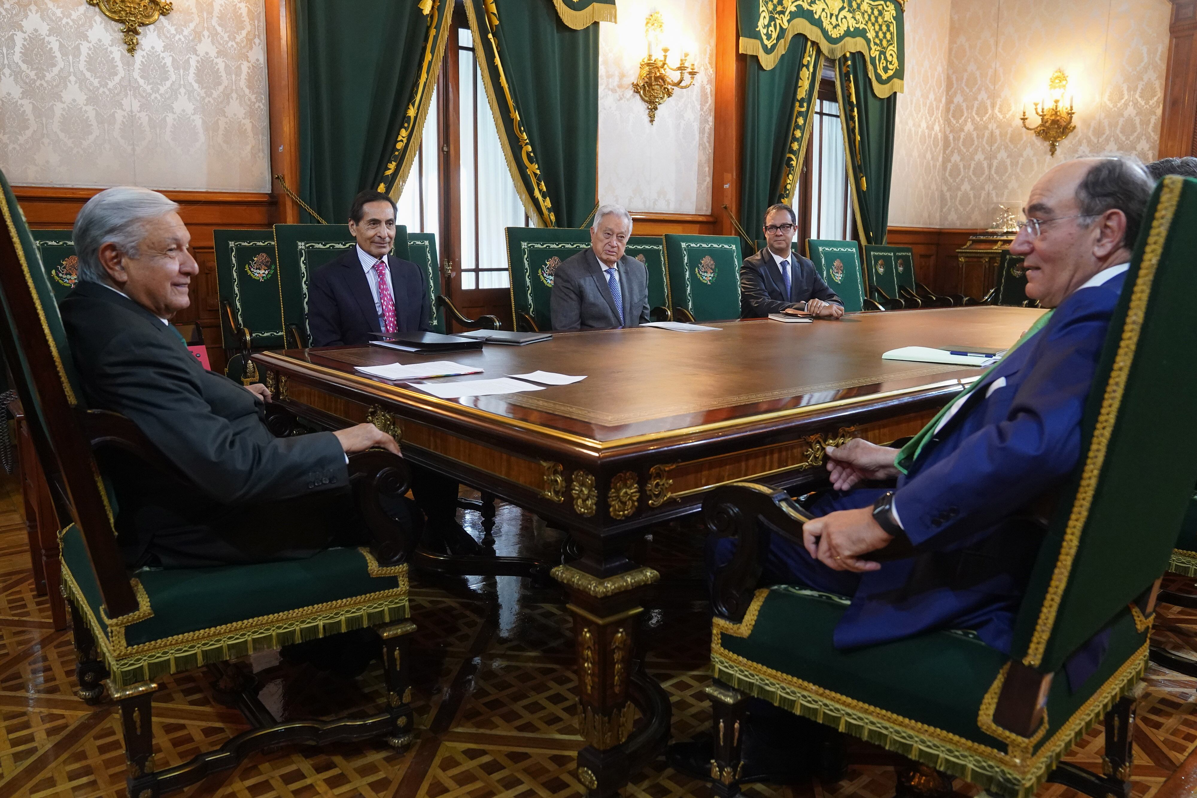 López Obrador con  Rogelio Ramírez de la O, titular de Hacienda; Manuel Bartlett, director de CFE, Enrique Alva, gerente de Iberdrola en México e Ignacio Sánchez Galán, presidente de la empresa.