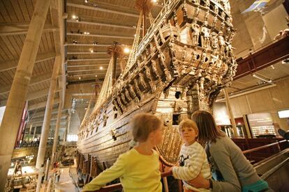 Una mujer y sus dos hijos observan el buque del Museo Vasa, en Estocolmo.