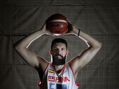 Mirotic, despu&eacute;s de la entrevista, en el polideportivo Tri&aacute;ngulo de Oro en Madrid. 