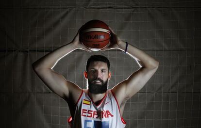 Mirotic, despu&eacute;s de la entrevista, en el polideportivo Tri&aacute;ngulo de Oro en Madrid. 