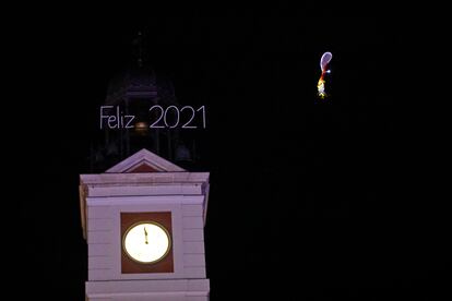 El reloj de la Puerta del Sol minutos antes de empezar 2021.