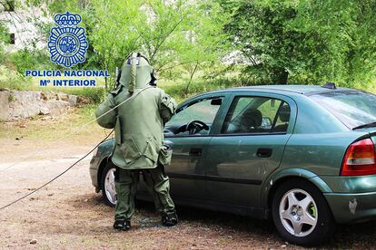 La inspectora de Policía Nacional Ana S. E., en uno de los ejercicios de ingreso en los Tedax.