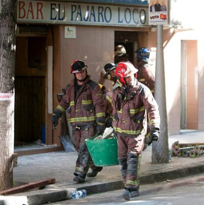 Efectivos de los Bomberos de la Generalitat participan en las labores de desescombro del edificio.