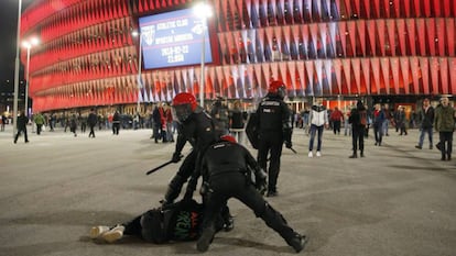 Agentes de la Ertzaintza detienen a un ultra ruso durante los incidentes del partudo Athletic-Spartak