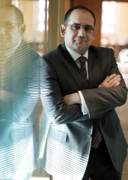 David López-Salido, economista de la Fed, posa tras la entrevista.