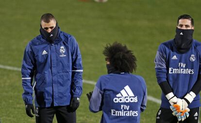 Benzema, izquierda, en el entrenamiento del Madrid en Yokohama.