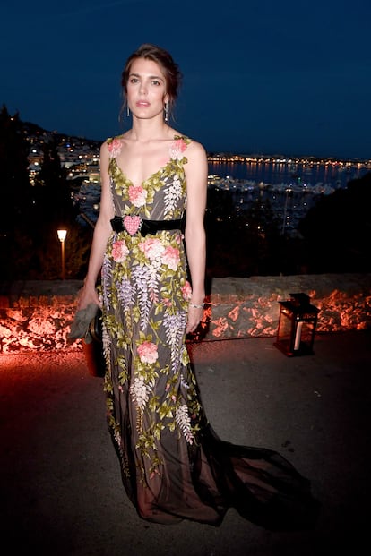 Flores. Los bordados florales son una de sus predilecciones, y aquí vemos a Carlota con un precioso vestido de Gucci de tul bordado para un evento en Cannes, en 2017.