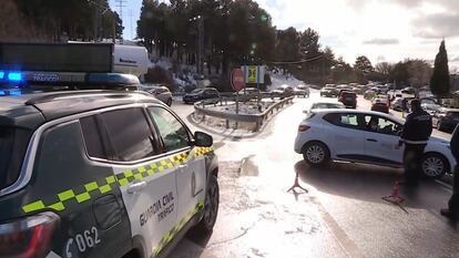 La Guardia Civil que ha tenido que cortar a primera hora de este lunes la carretera M-601 en su acceso al Puerto de Navacerrada por la gran afluencia de personas que ha acudido a la sierra.