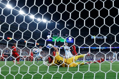 Lionel Messi vence al portero Crépeau y anota el segundo gol de Argentina, el 9 de julio.