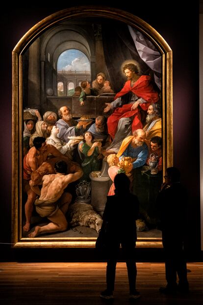 Dos visitantes de El Prado miran 'El triunfo de Job'.