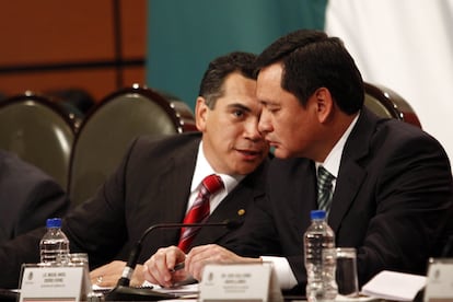 Osorio Chong, entonces secretario de Gobernación, junto a Alejandro Moreno en octubre de 2013.