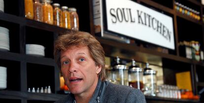 Jon Bon Jovi, en su recién estrenado restaurante Soul Kitchen, en Nueva Jersey, el 19 de octubre de 2011. <a href="http://www.elpais.com/fotografia/gente/tv/Comida/solidaria/elpepugen/20111021elpepuage_1/Ies/" target="_blank">Ampliar imagen</a>.