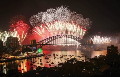 Fogos sobre a Harbour Bridge, na Baía de Sidney, na Australia na celebração de 2019.