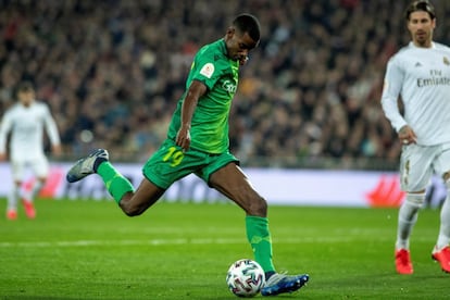 El delantero de la Real Sociedad Alexander Isak durante el partido de cuartos de final de la Copa del Rey que disputa contra el Real Madrid, este jueves en el estadio Santiago Bernabéu.