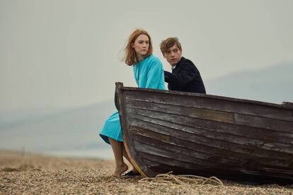 Saoirse Ronan y Billy Howle, en 'En la playa de Chesil'.