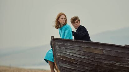 Saoirse Ronan e Billy Howle, em ‘Na Praia’.