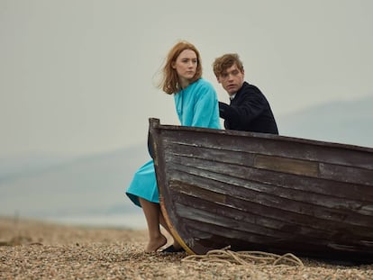Saoirse Ronan e Billy Howle, em ‘Na Praia’.