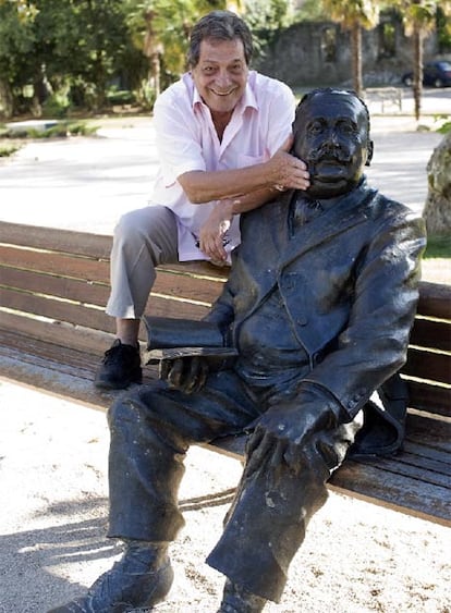 El actor en el balneario de Mondariz con la estatua del fundador.