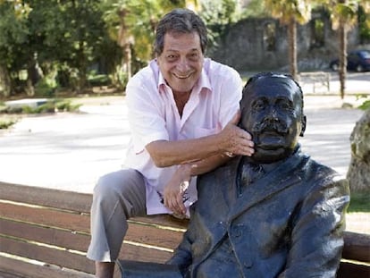 El actor en el balneario de Mondariz con la estatua del fundador.