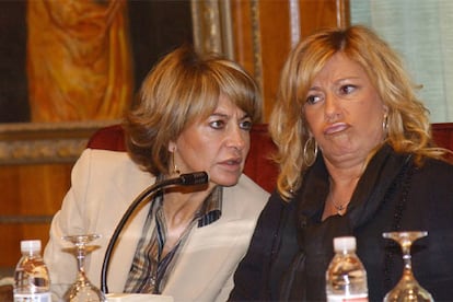 Marisol Yagüe, alcaldesa de Marbella ( Málaga) junto a Isabel María García Marcos ( Tte alcalde) durante un pleno para debatir las reformas urbanísticas del PGOU