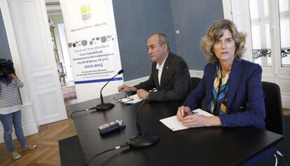 Marina Bidasoro, directora de Derechos Humanos de Gipuzkoa, junto a Garitano, presenta el plan de convivencia de la Diputación.