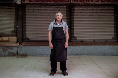 Jose Zapata, de 61 años tiene una pollería en el mercado de la Elipa
